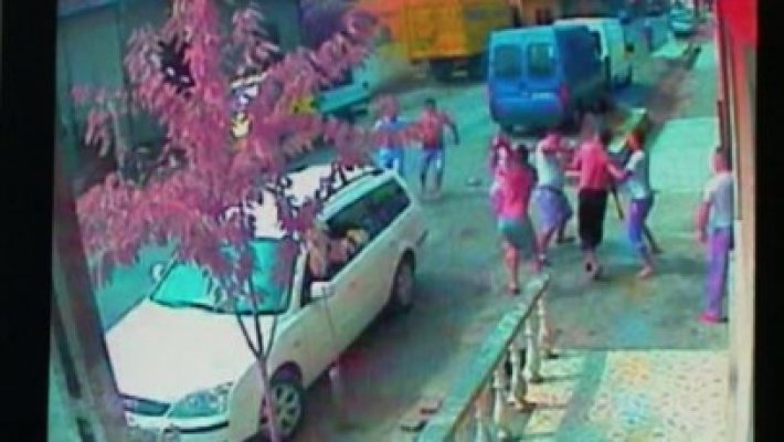 Scandal cu înjunghieri între clanurile de romi. Două persoane sunt grav rănite